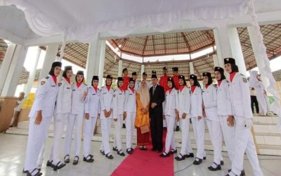 PASKIB dan Marching Band SMA Negeri 1 Siak Menjadi Petugas Upacara HUT RI Ke-78 di Paruga Na'e Sila