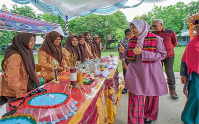 Wakil Gubernur Daerah Khusus Ibukota Jakarta Tinjau Stand Pangan Siswa SMA Negeri 1 Siak